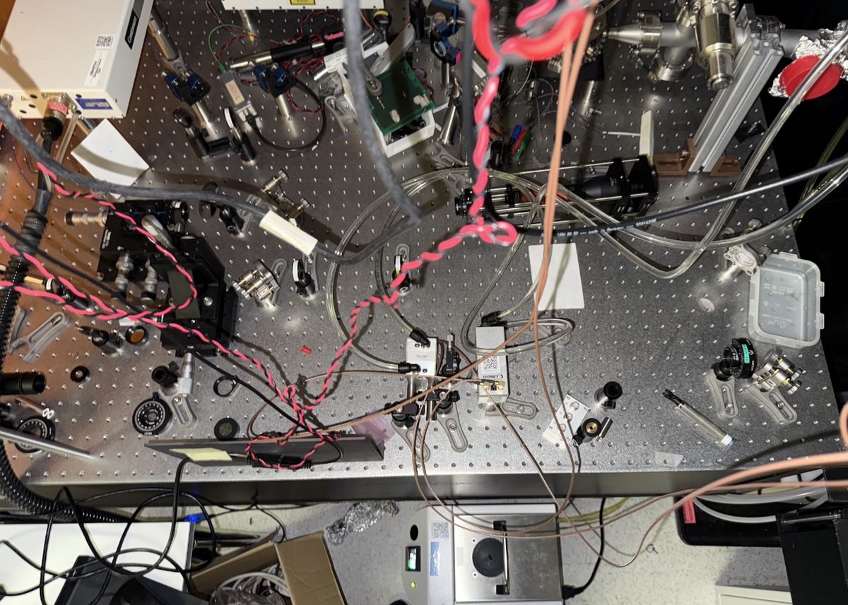 My crossed-AOD setup on the optical table, seen from above: mirrors, lenses, the two AODs and their cooling lines.